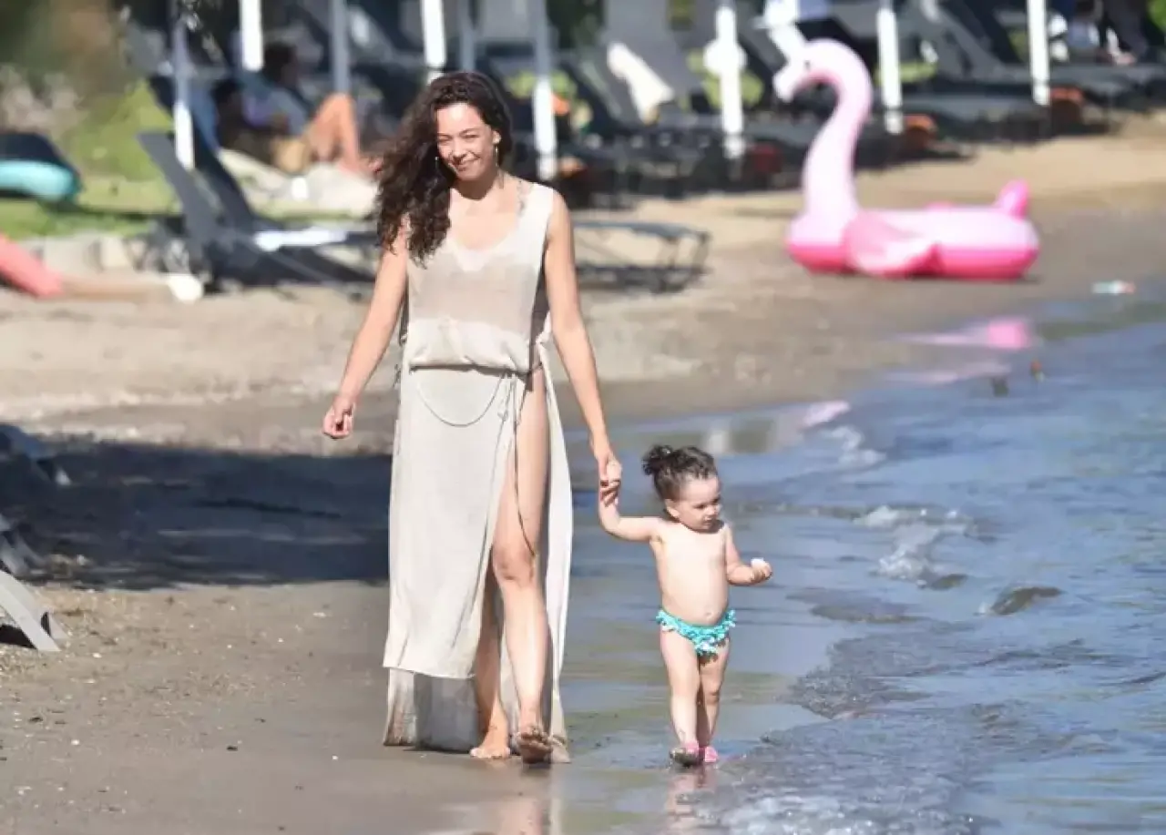 Azra Akın’dan şok çıkış: “43 yaşındayım, estetiğim sıfır!” 2