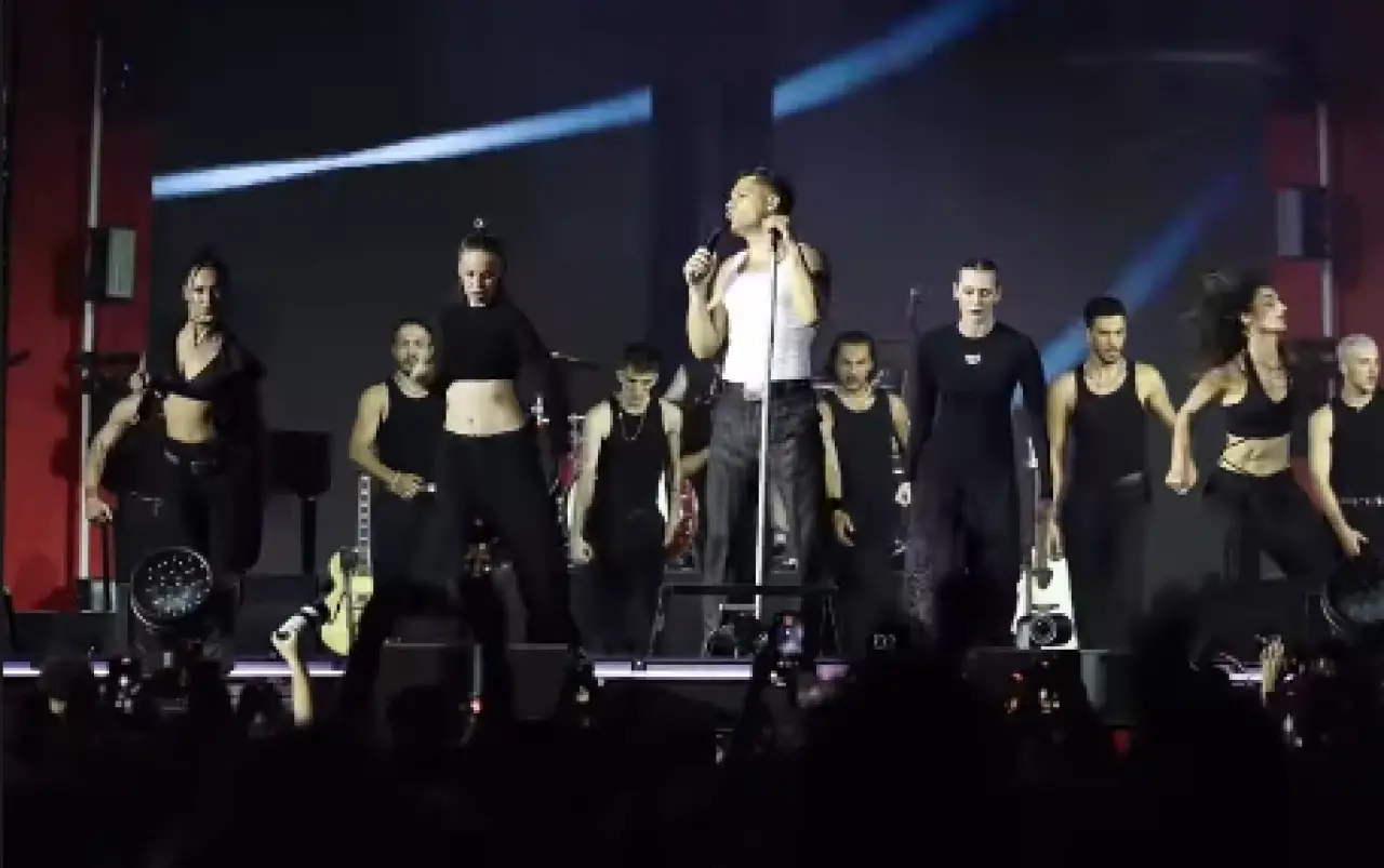 Emircan İğrek sahneyi bıraktı! Konserde fenalaşan hayranı için şarkıyı kesti 2