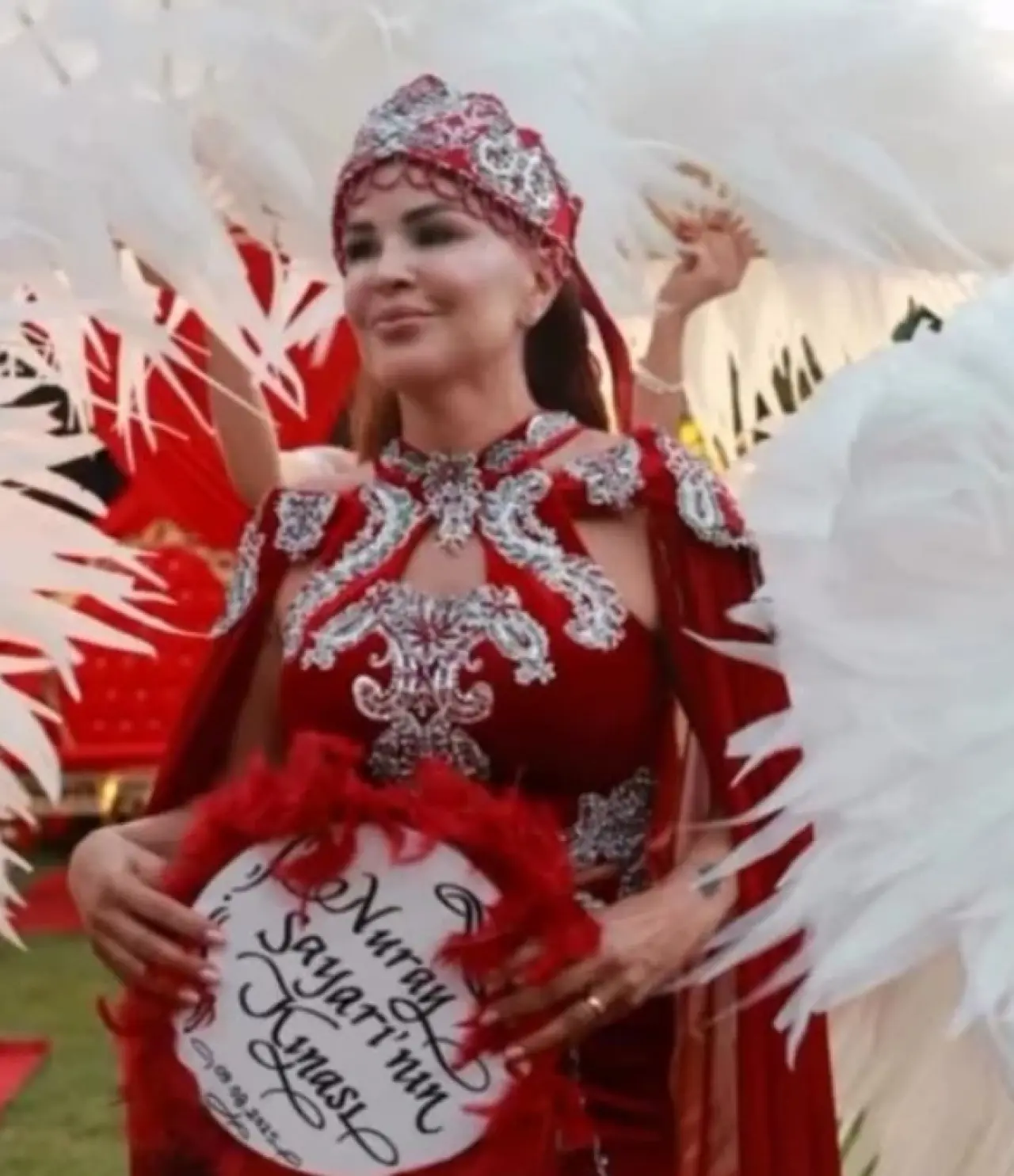 54 yaşında ikinci bahar! Nuray Sayarı’nın görsel şovlu kına gecesi 2