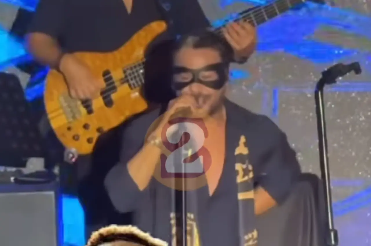 Emre Altuğ sahneye maske ile fırladı! Kimse gözlerine inanamadı 2