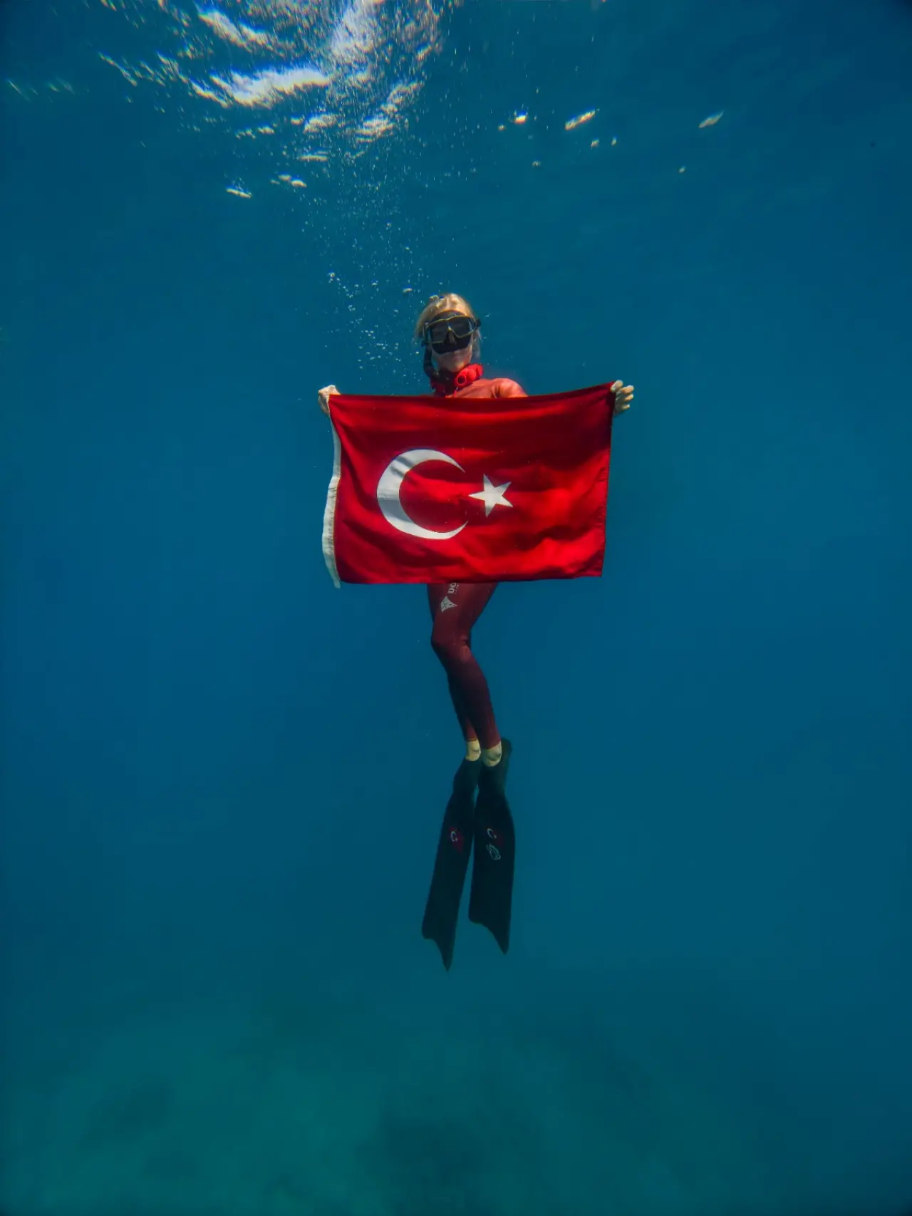 Şahika Ercümen’den 30 Ağustos’a anlamlı dalış! 1