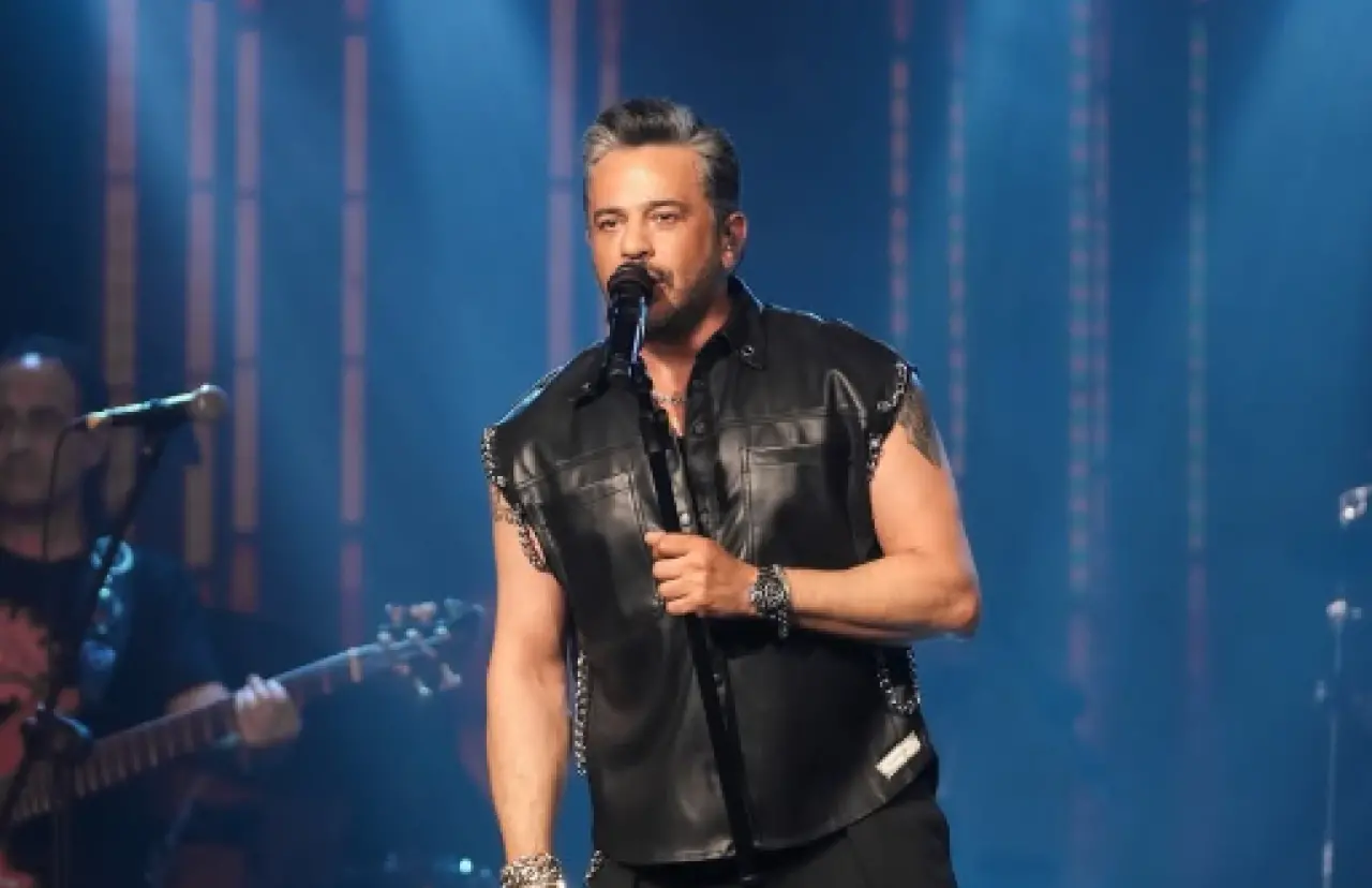 Emre Altuğ sahneye maske ile fırladı! Kimse gözlerine inanamadı 1