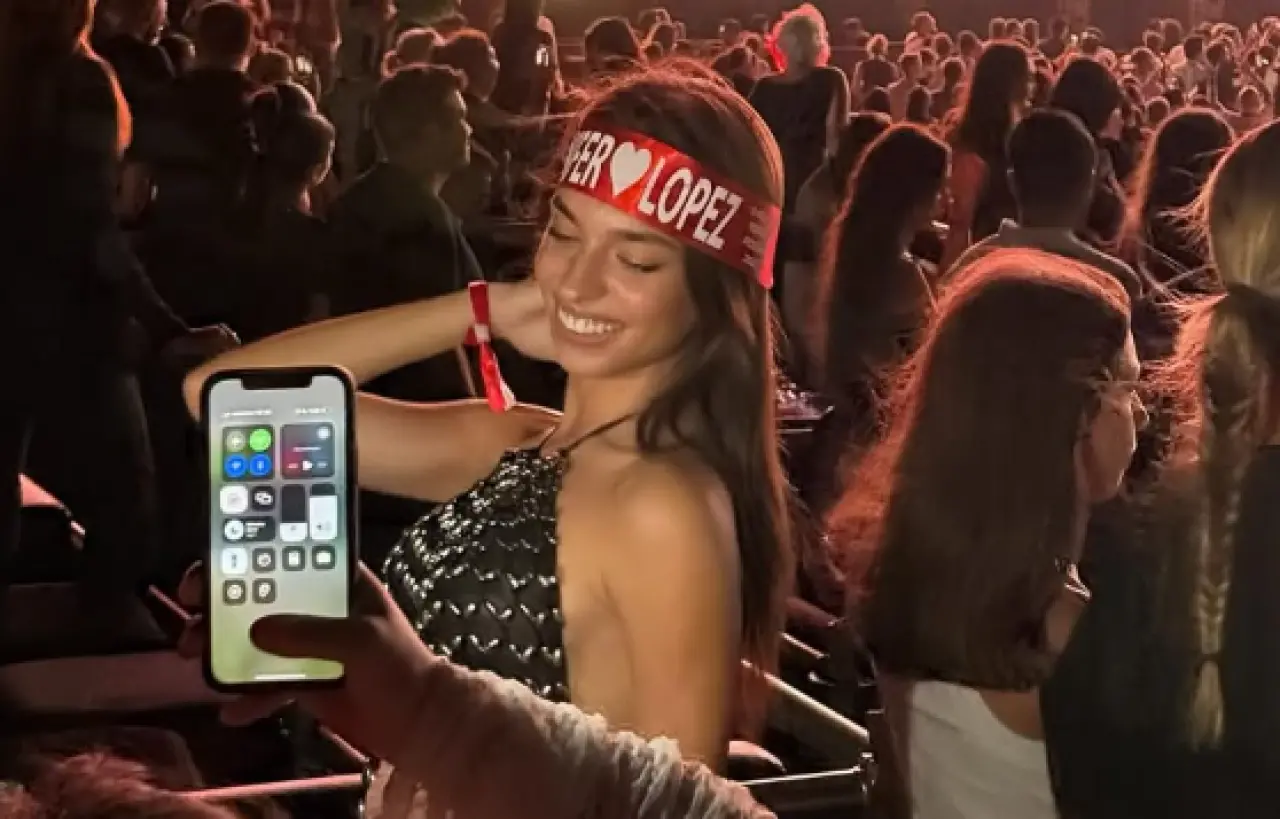 Eylül Tumbar yine çizmeyle! JLo konserindeki kombini dikkat çekti 3