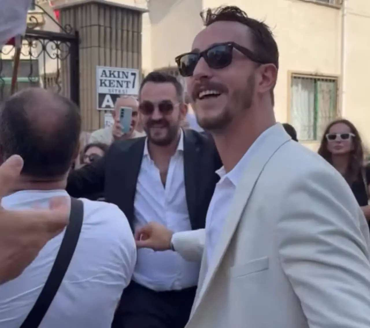 Survivor yarışmacısı Berkan Karabulut ve Lale Onuk evleniyor! 3