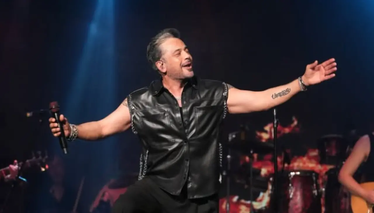 Emre Altuğ sahneye maske ile fırladı! Kimse gözlerine inanamadı 3