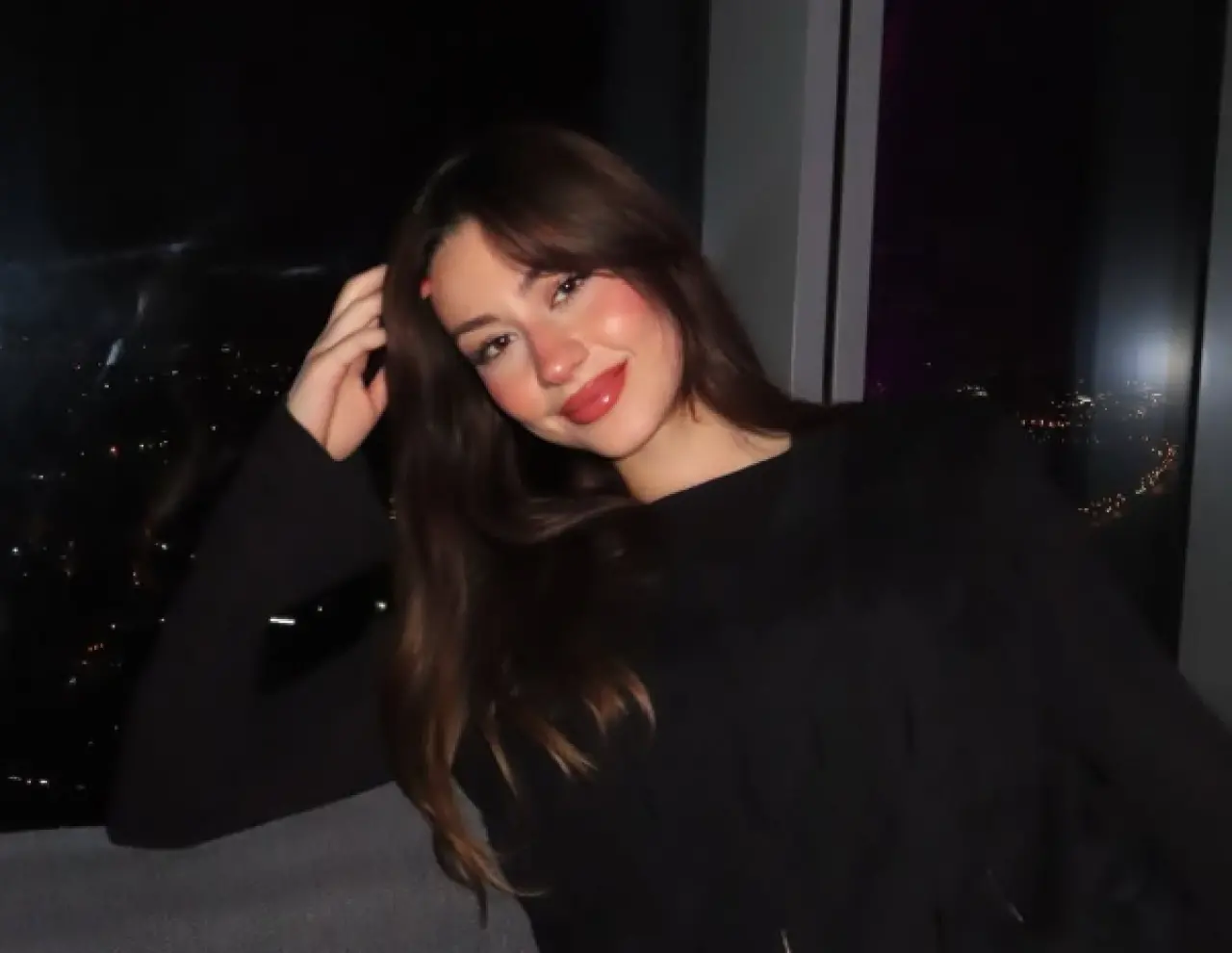 Survivor finalisti Batuhan Karacakaya ve Sinem Akar aşklarının ikinci yılını kutladı! 4