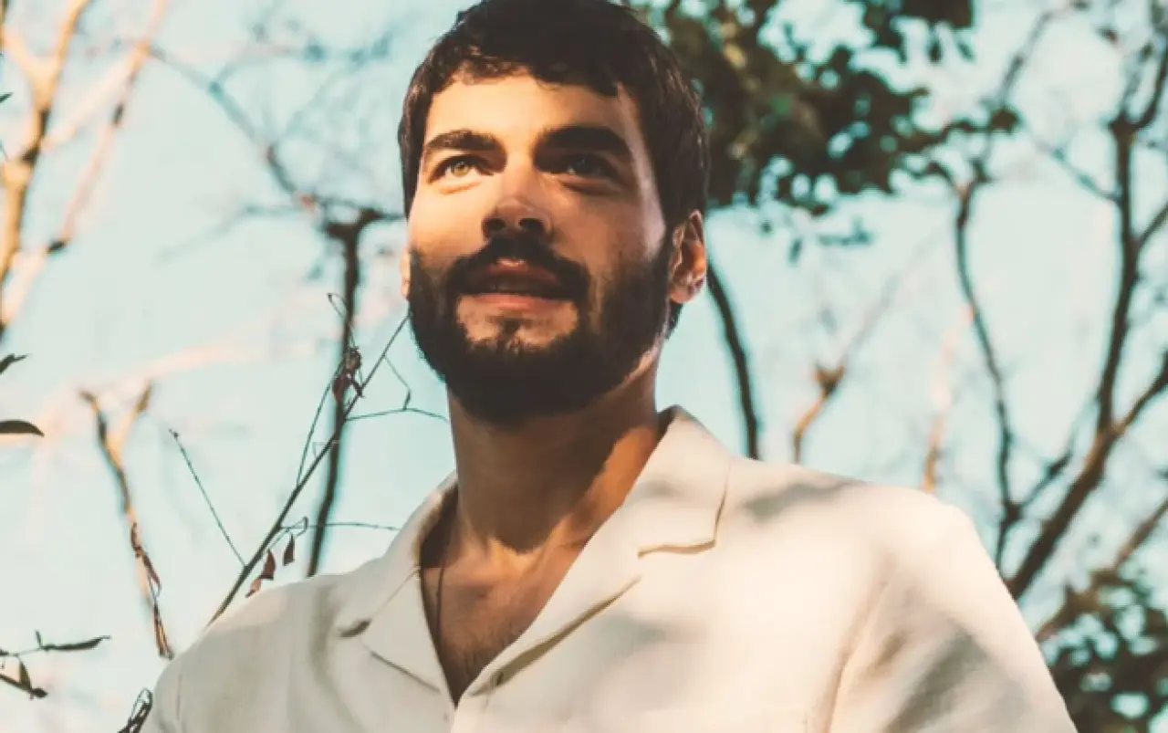 Akın Akınözü’nden yürek burkan paylaşım: “Bazı hatıralar sessizlikleriyle kalır” 2