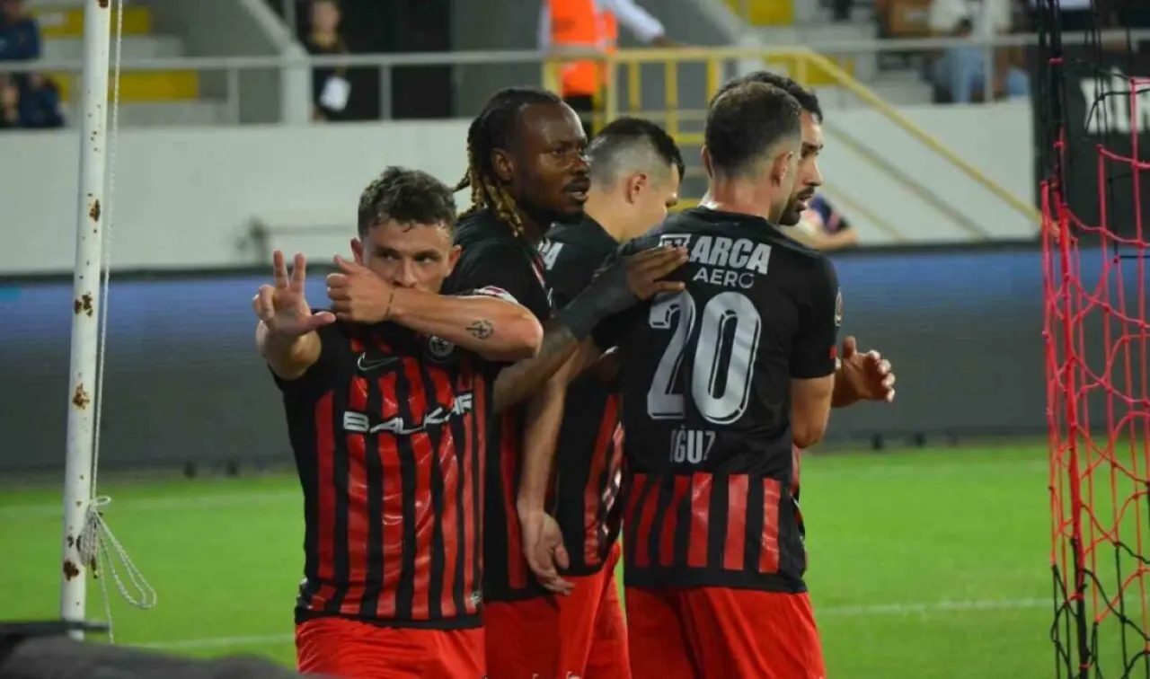 Üçte üç yapan yapan Kırmızı-Siyahlılar zirveye kilitlendi! 2