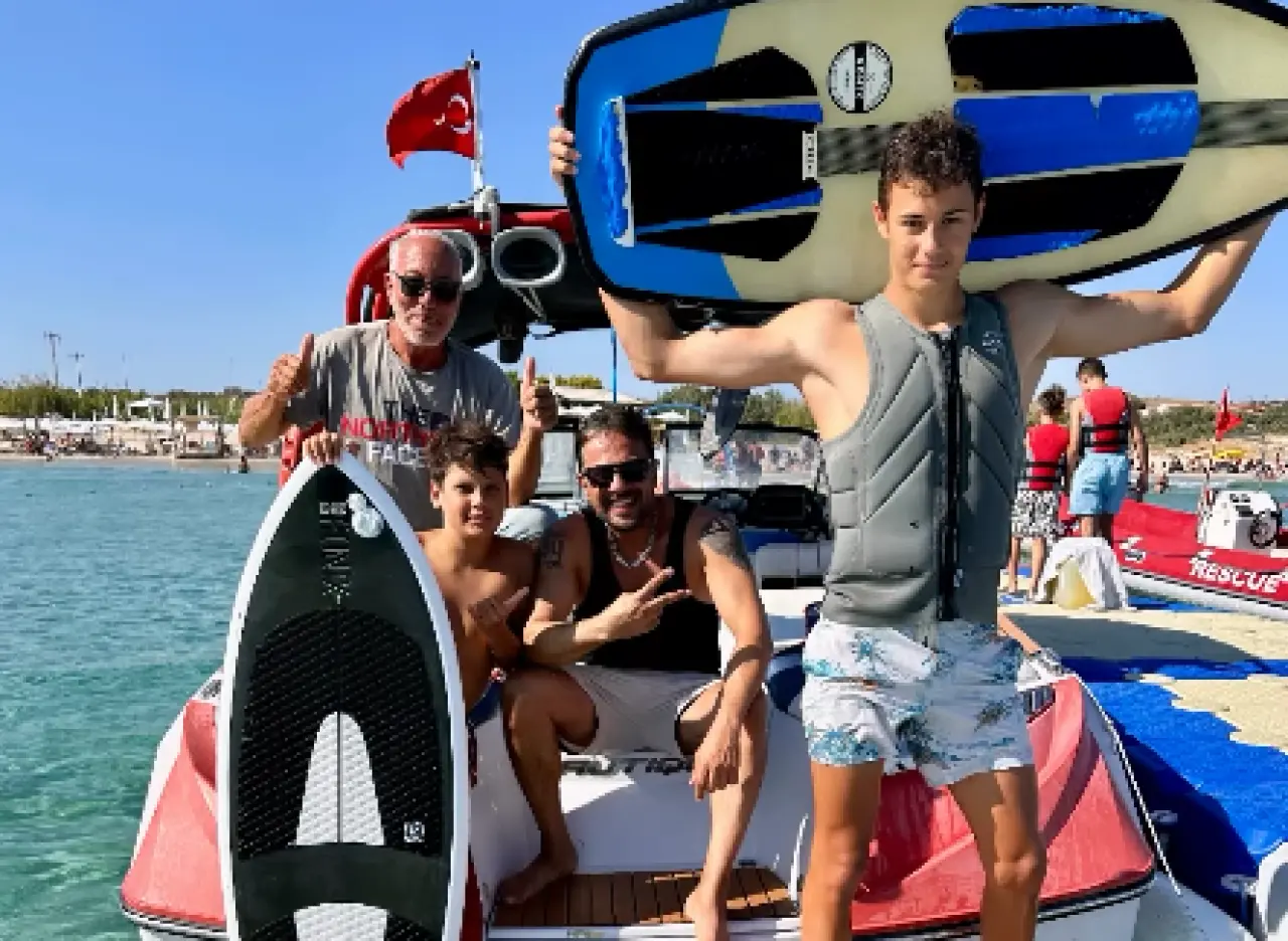 Emre Altuğ ve oğullarının Çeşme Wakesurf şovu! 2