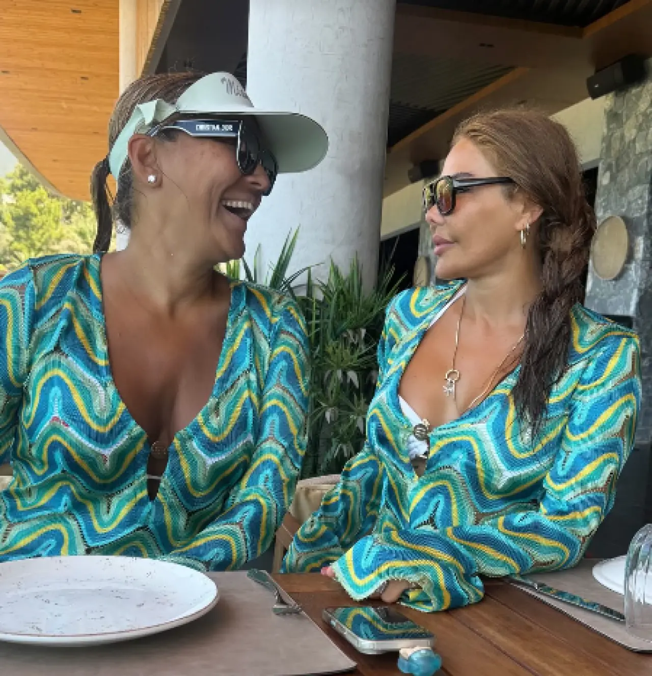 Demet Akalın ve Esra Balamir tatilde pişti oldu, Okan Kurt’tan olay yorum! 1