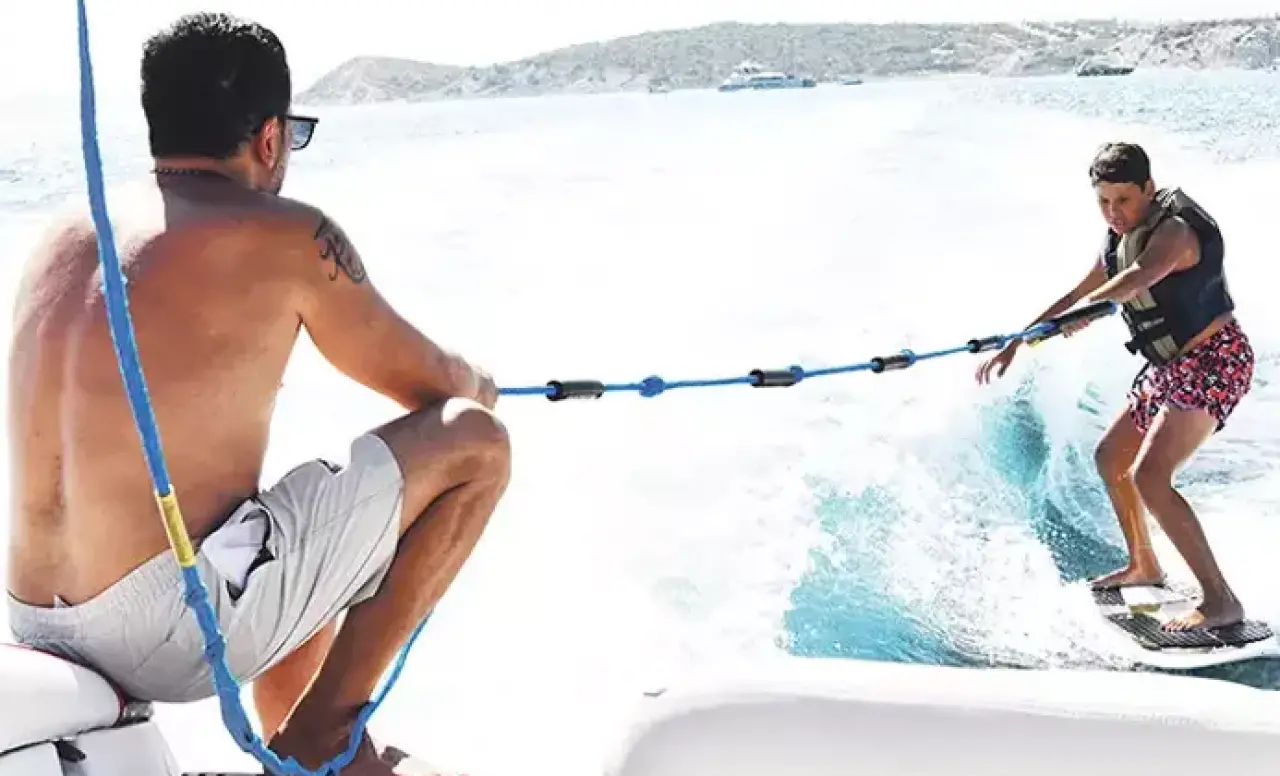 Emre Altuğ ve oğullarının Çeşme Wakesurf şovu! 1