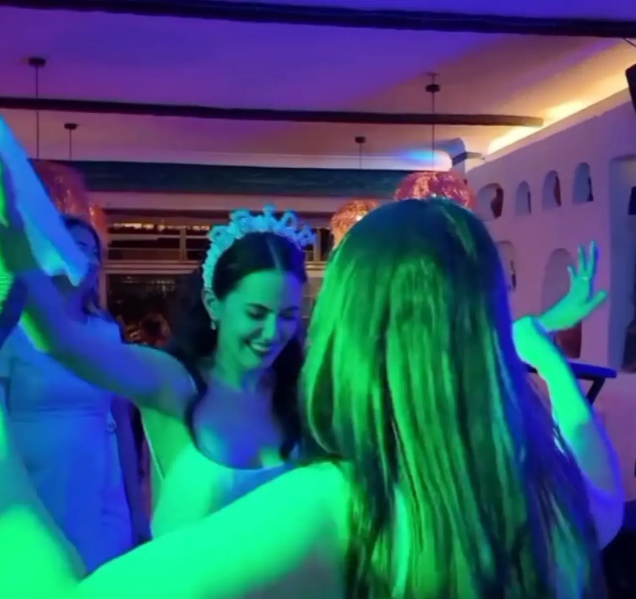 Ezgi Şenler evlilik hazırlığında! Ünlü oyuncudan dans dolu bekârlığa veda 2