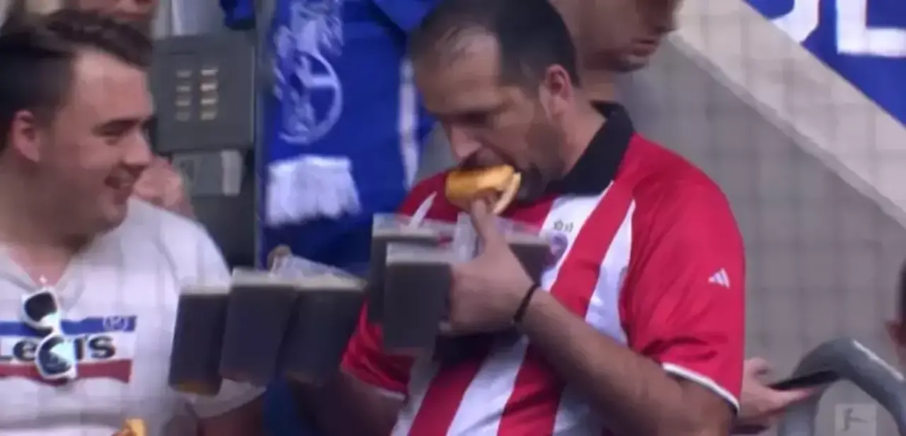 Sahada Olması Gereken Hiçbir Şey Olmadı! Futbolun En İlginç Anları 14