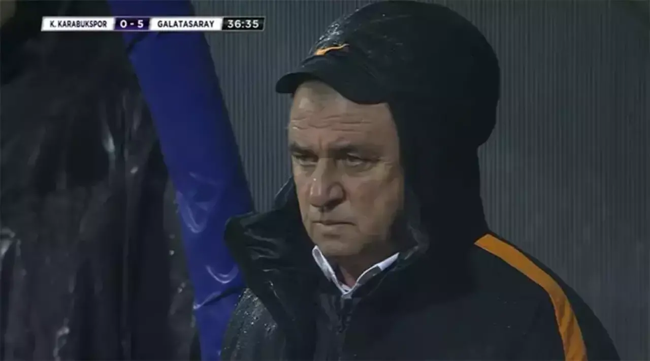 Sahada Olması Gereken Hiçbir Şey Olmadı! Futbolun En İlginç Anları 8