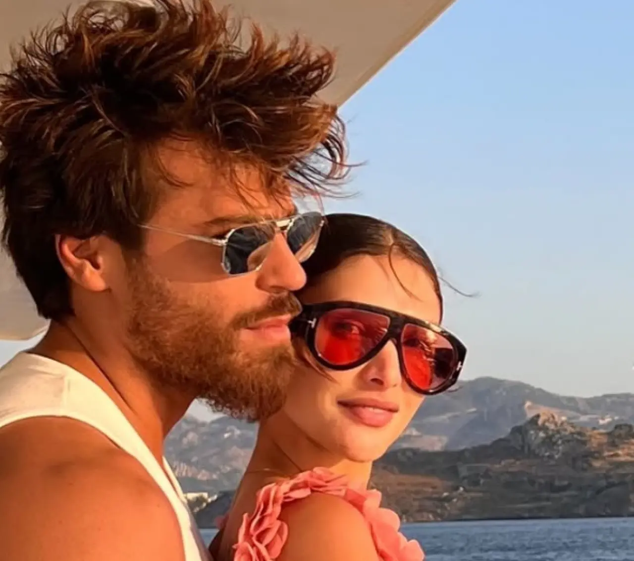 Can Yaman DJ Sara’yı ailesiyle tanıştırdı! Venedik kırmızısı evlilik müjdesine sahne oldu 1