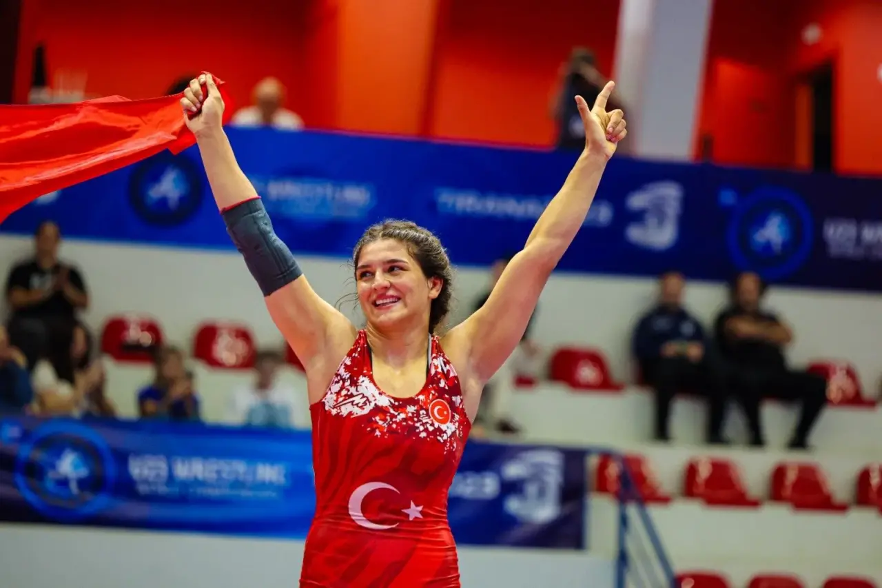 Nesrin Baş’tan tarihi başarı: Milli güreşçi dünya ikincisi oldu 4