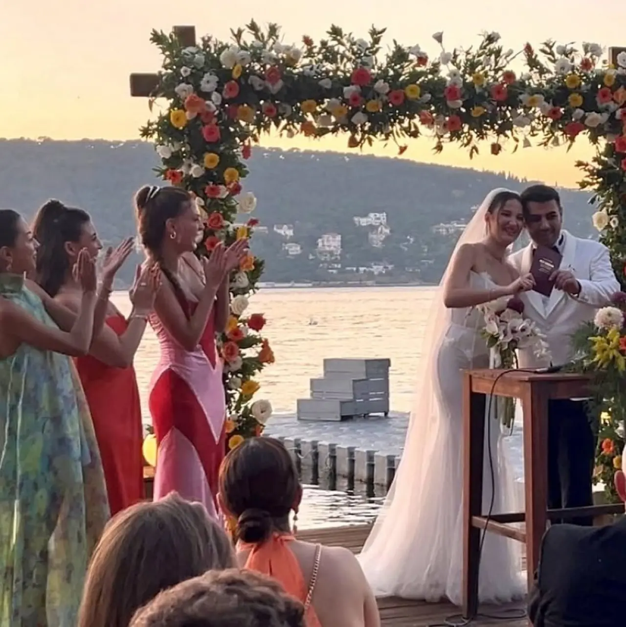 Şıklık kurallarını yıktı! Ebru Şahin’in ayakkabısı Instagram’ı salladı 1