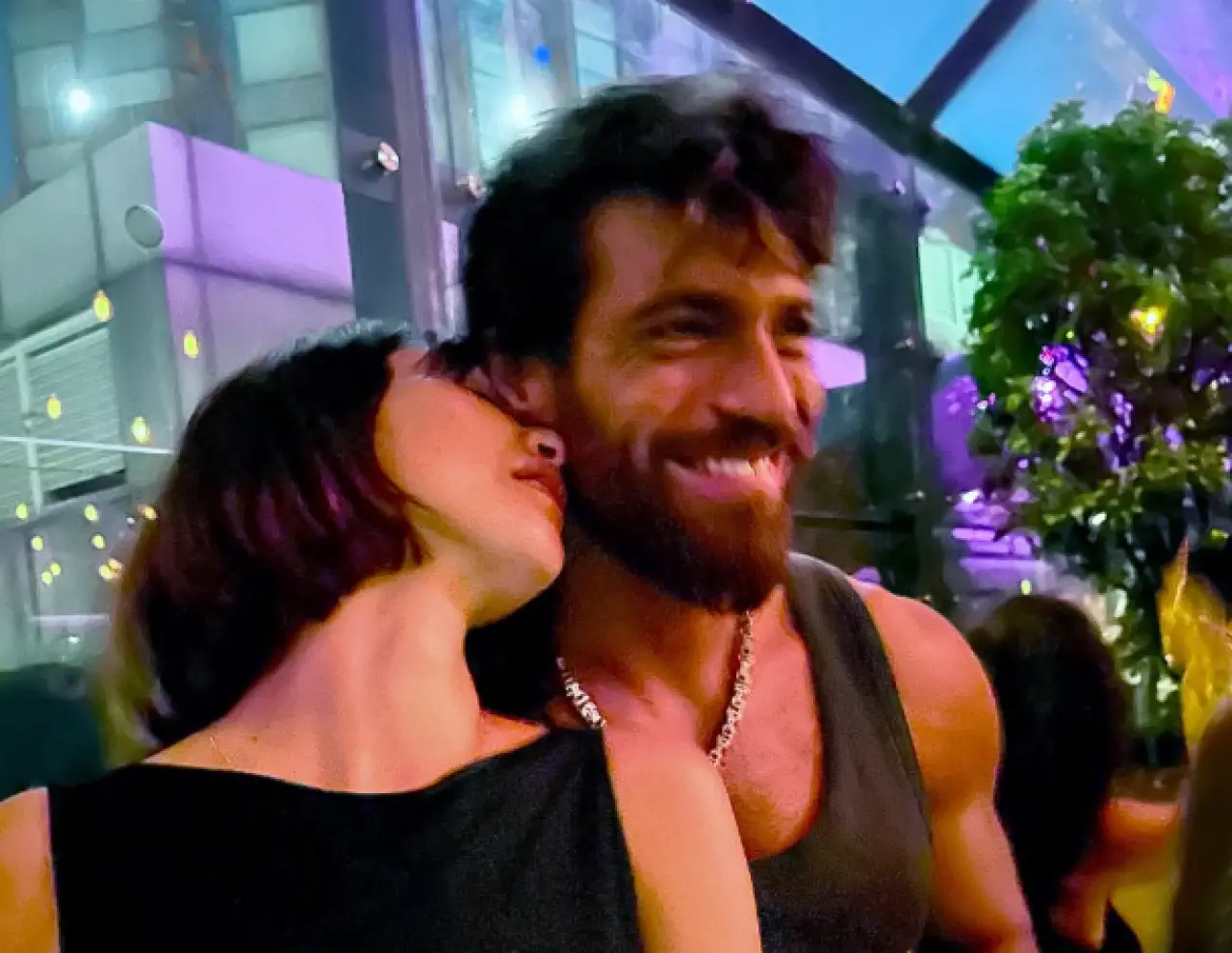 Can Yaman DJ Sara’yı ailesiyle tanıştırdı! Venedik kırmızısı evlilik müjdesine sahne oldu 2