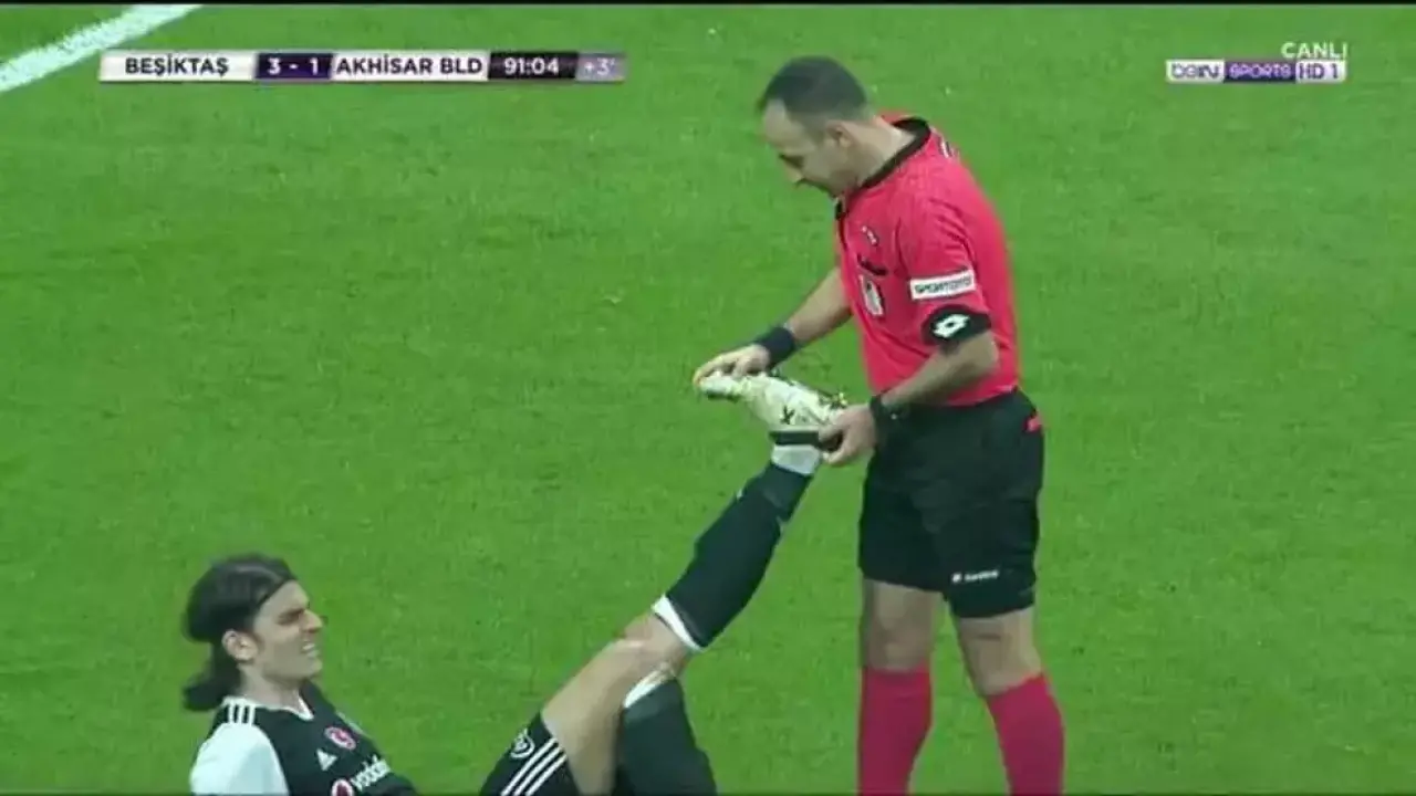 Sahada Olması Gereken Hiçbir Şey Olmadı! Futbolun En İlginç Anları 20