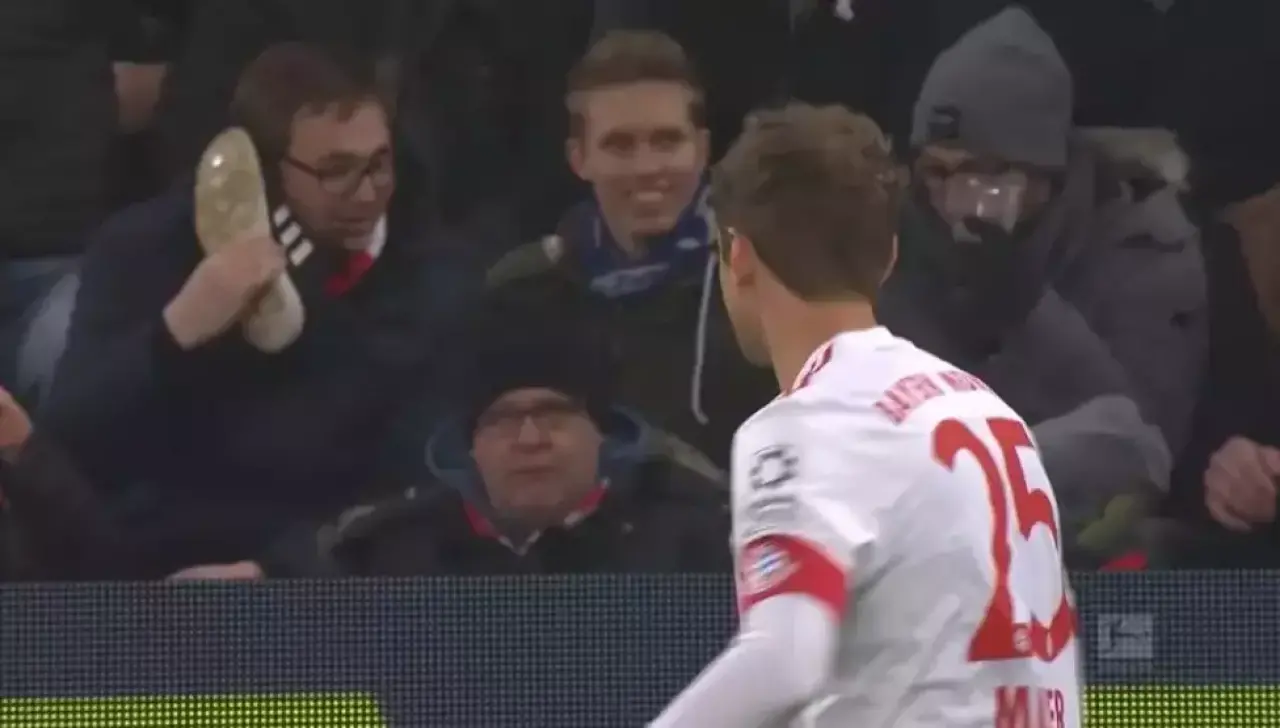 Sahada Olması Gereken Hiçbir Şey Olmadı! Futbolun En İlginç Anları 7