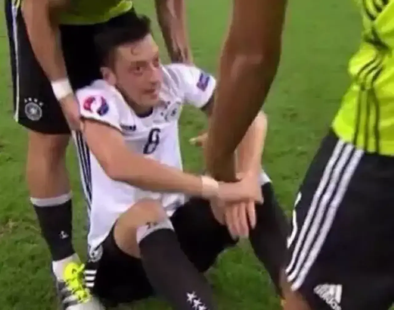 Sahada Olması Gereken Hiçbir Şey Olmadı! Futbolun En İlginç Anları 21