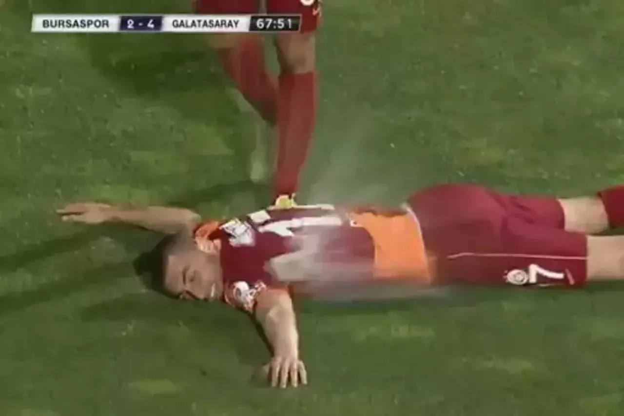 Sahada Olması Gereken Hiçbir Şey Olmadı! Futbolun En İlginç Anları 23