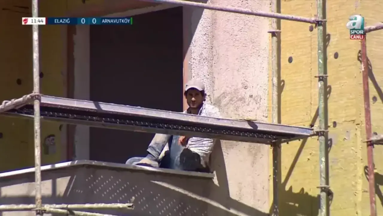 Sahada Olması Gereken Hiçbir Şey Olmadı! Futbolun En İlginç Anları 6