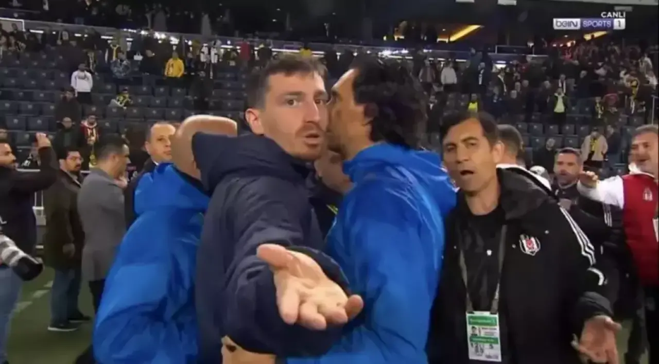 Sahada Olması Gereken Hiçbir Şey Olmadı! Futbolun En İlginç Anları 15