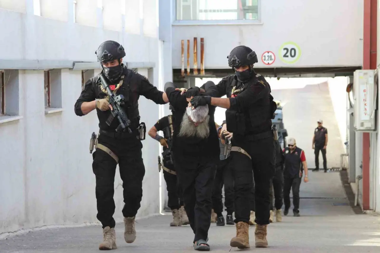 Sözde emirin savunması 'pes' dedirtti: 'Yaşlandım artık işim yok' 1