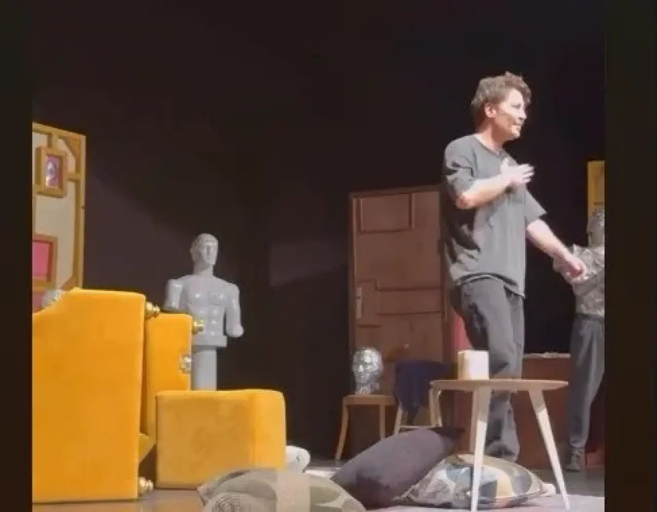 Tiyatroda şok anlar! Tolga Güleç'in bacağına çivi saplandı! 1