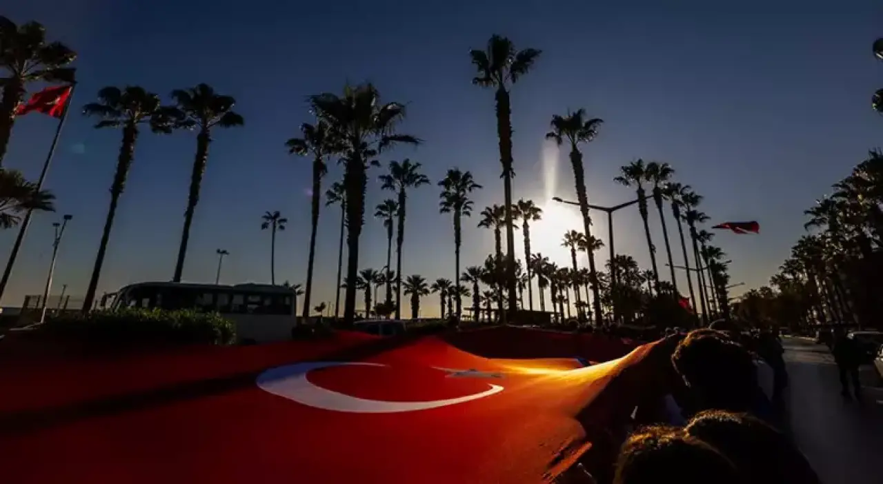 Cumhuriyet’in 102. Yılına Yakışır Coşku: Meydanlar Ay Yıldızla Doldu 6