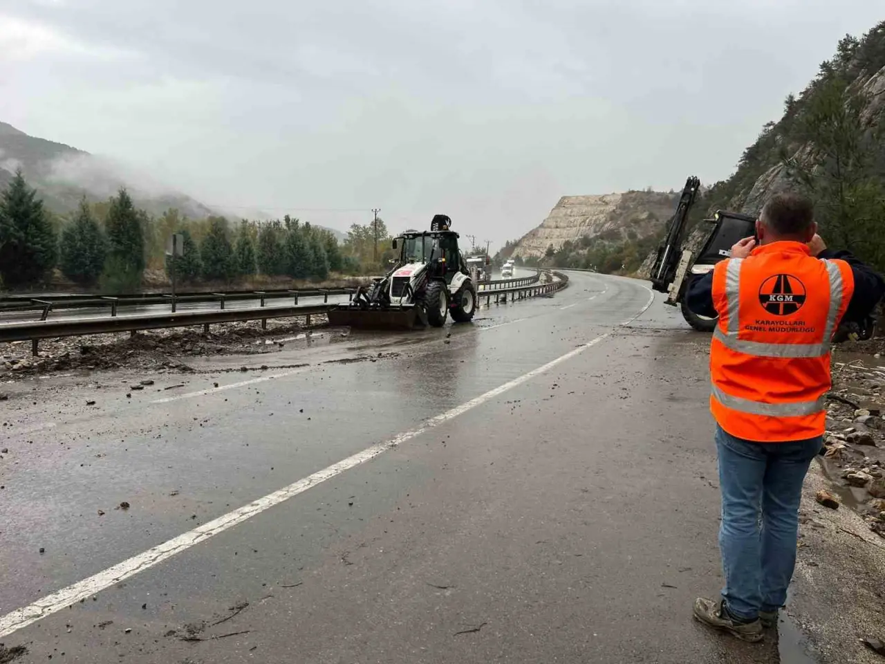 Osmaneli’de selin ardından D650 karayolunda temizlik çalışması yapıldı 1