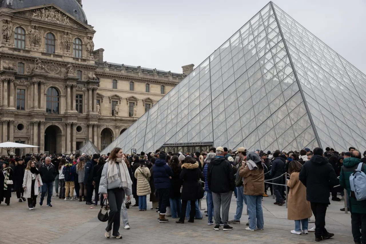 Louvre Müzesi’nde Şok Soygun! Çalınan Mücevherler ve Efsanevi Eserler Ortadan Kayboldu 3