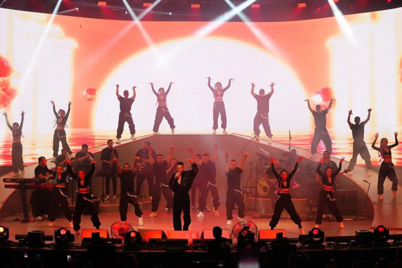 "Edis’in sahne kostümü sosyal medyayı çalkaladı: Ferman Toprak’tan ‘yeter’ çıkışı!" 4