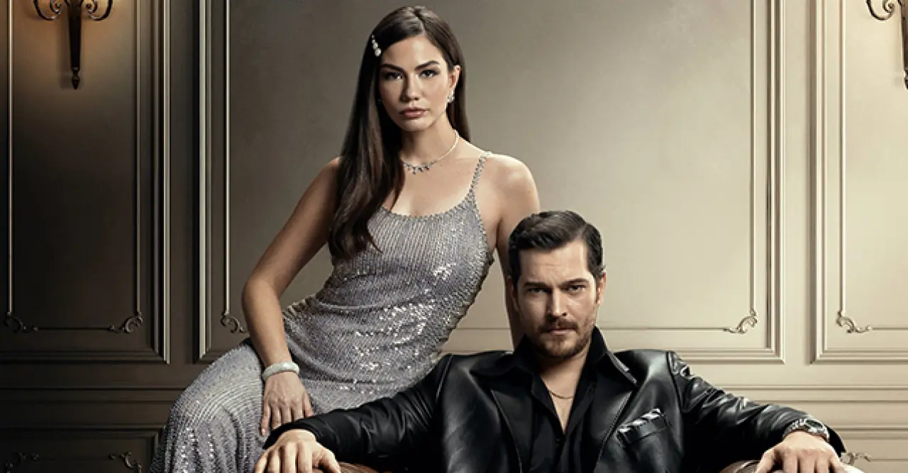 Cannes'da efsane uyum: Çağatay Ulusoy ve Demet Özdemir sahnede! 1