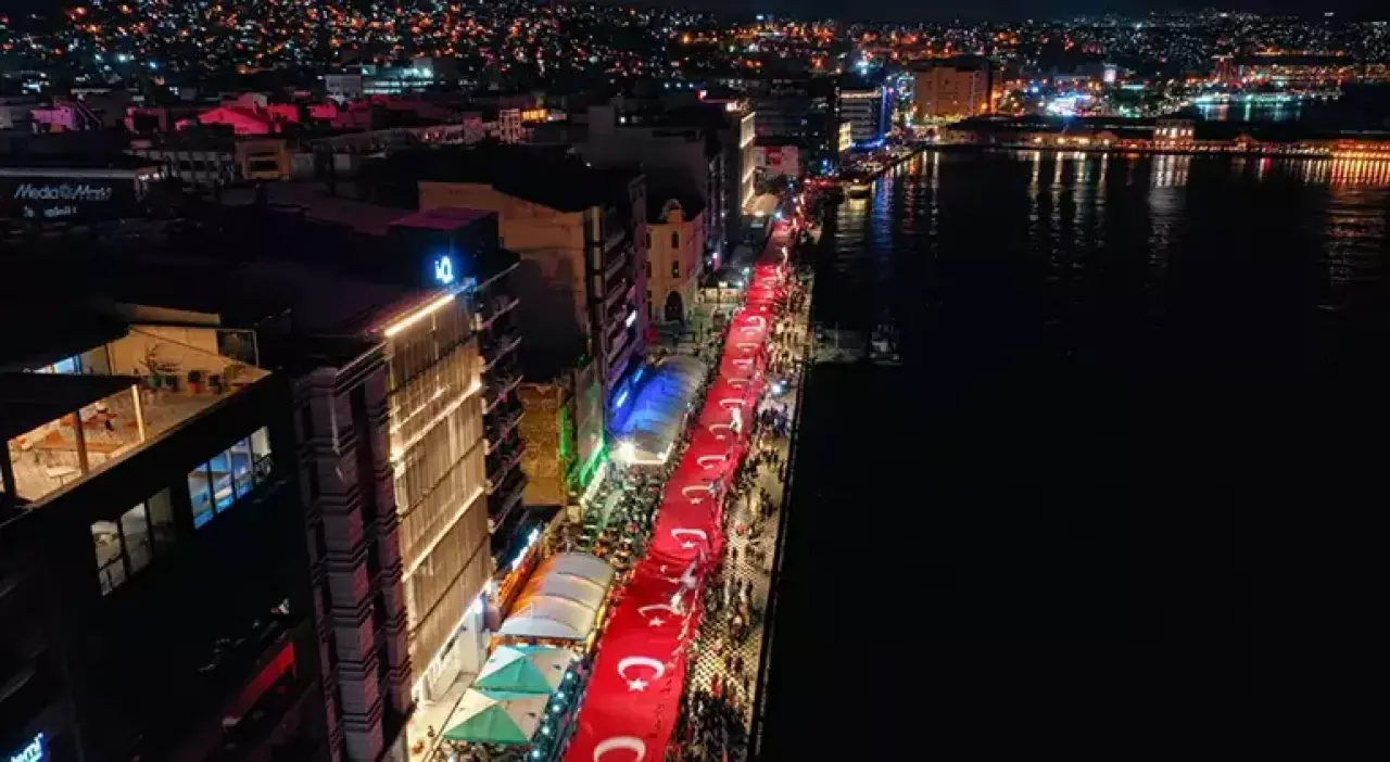 Cumhuriyet’in 102. Yılına Yakışır Coşku: Meydanlar Ay Yıldızla Doldu 2