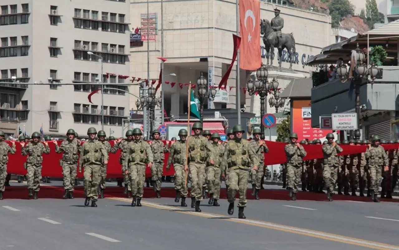Cumhuriyet’in 102. Yılına Yakışır Coşku: Meydanlar Ay Yıldızla Doldu 8