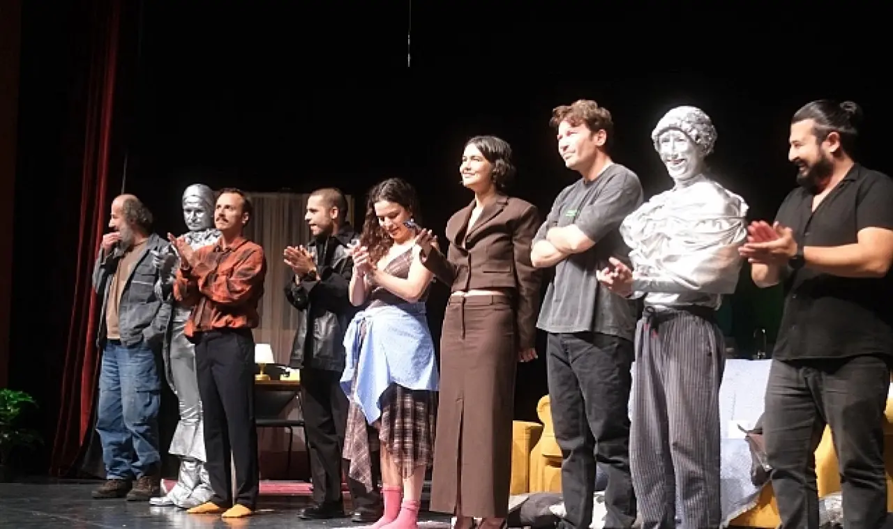 Tiyatroda şok anlar! Tolga Güleç'in bacağına çivi saplandı! 2