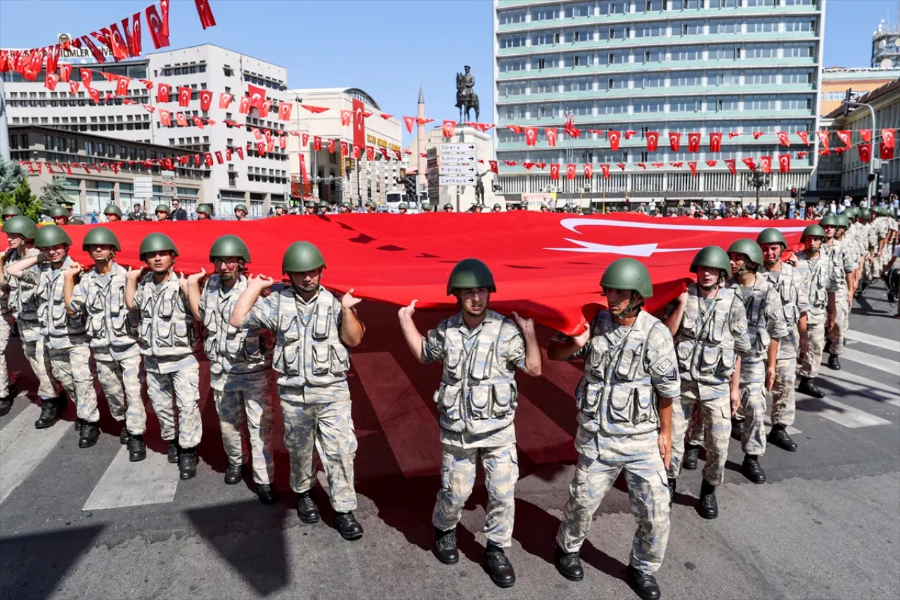 Cumhuriyet’in 102. Yılına Yakışır Coşku: Meydanlar Ay Yıldızla Doldu 12