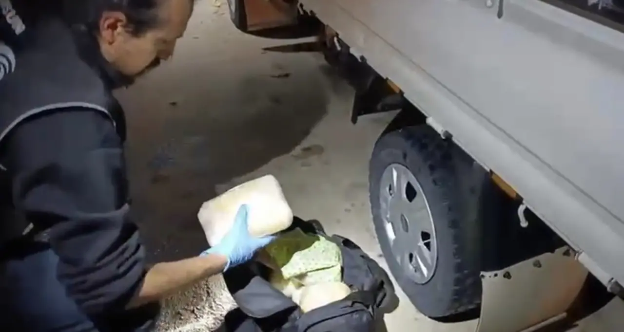 Şeytanı kıskandıracak plan! Kamyonetten uyuşturucu fışkırdı 1