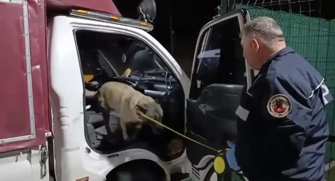 Şeytanı kıskandıracak plan! Kamyonetten uyuşturucu fışkırdı 4