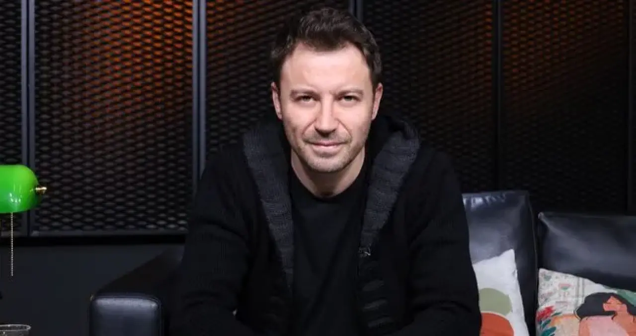 Tiyatroda şok anlar! Tolga Güleç'in bacağına çivi saplandı! 3