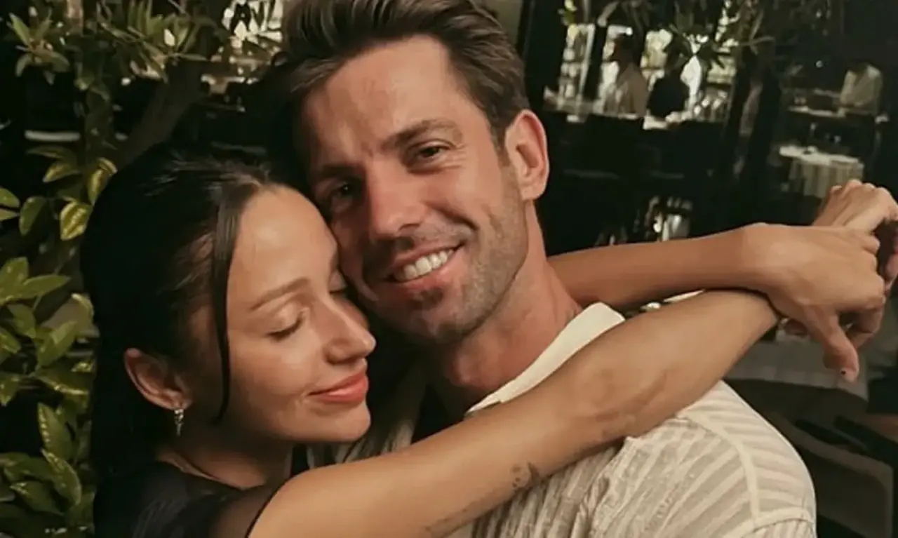 Serkay Tütüncü’den Zeynep Bastık’a Harbiye sürprizi: Çiçek ve diyet notu! 2