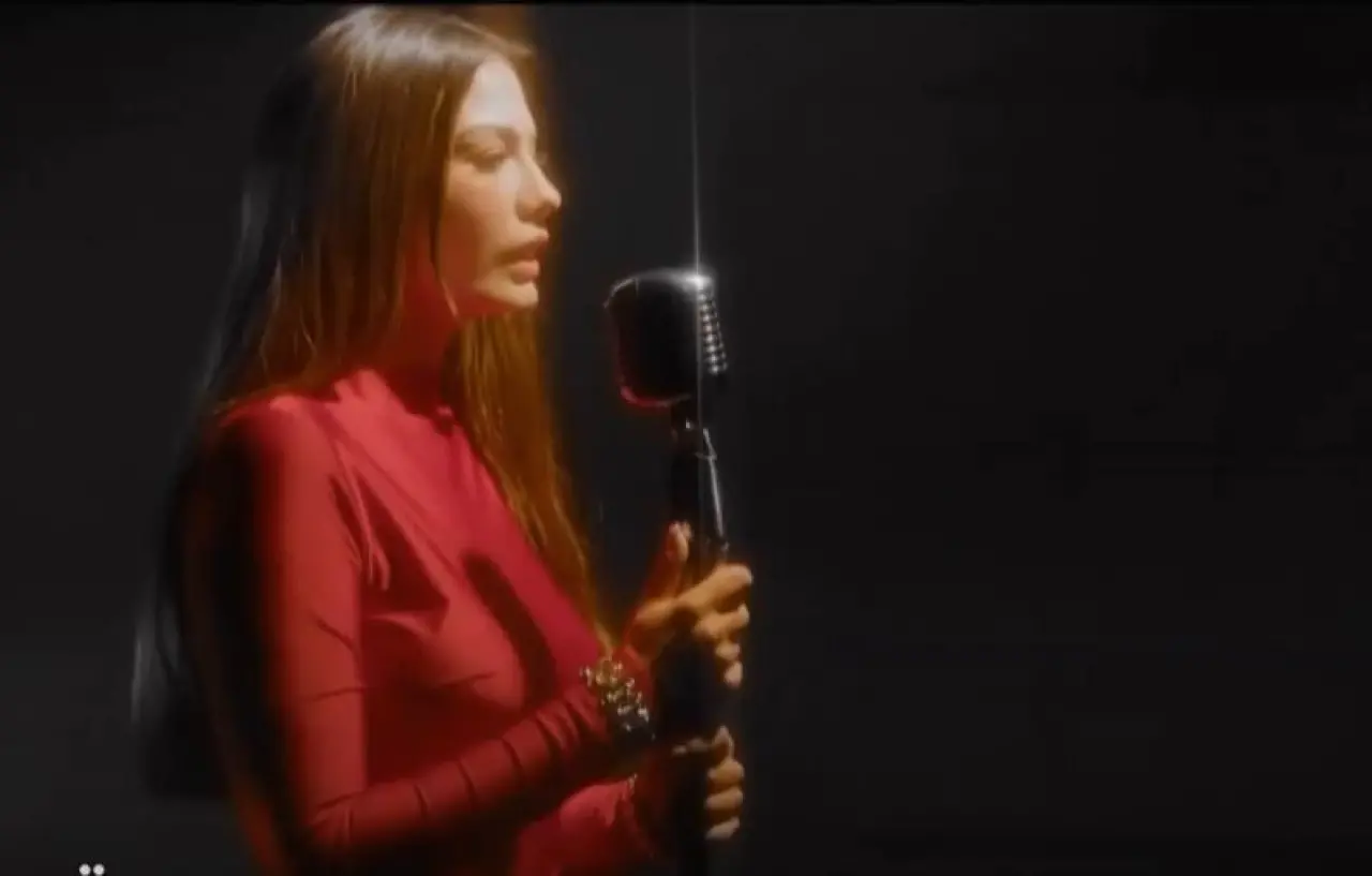 Eşref Rüya'nın yıldızı Demet Özdemir kırmızıyla alev aldı! 1