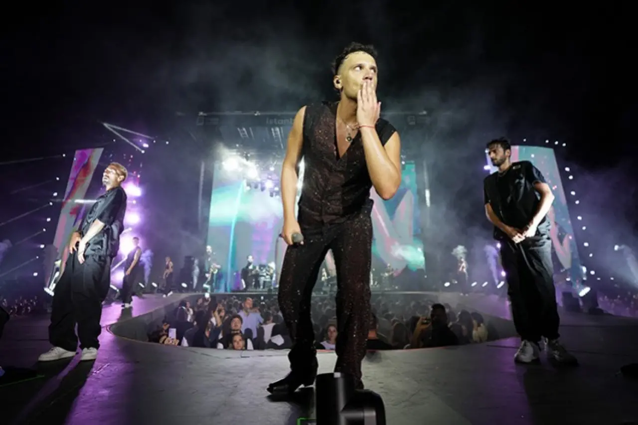 "Edis’in sahne kostümü sosyal medyayı çalkaladı: Ferman Toprak’tan ‘yeter’ çıkışı!" 1