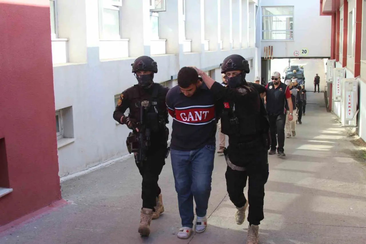 Sözde emirin savunması 'pes' dedirtti: 'Yaşlandım artık işim yok' 5