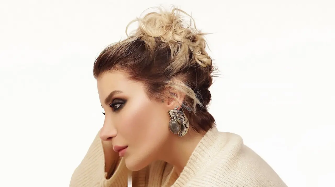 Ünlü şarkıcı İrem Derici uyuşturucuya özendirmekten gözaltına alındı! 2