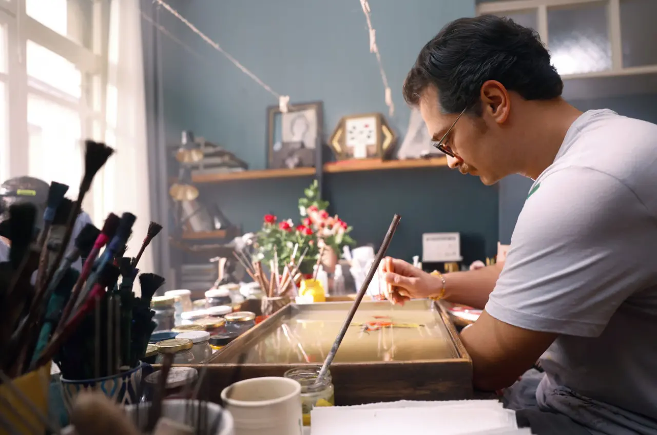 ‘Uykucu’ filminde Çağatay Ulusoy’dan sürpriz sanat performansı! 2