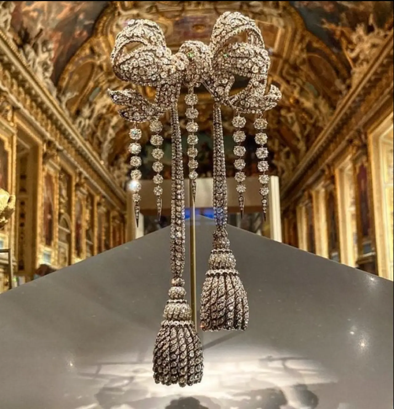 Louvre Müzesi’nde Şok Soygun! Çalınan Mücevherler ve Efsanevi Eserler Ortadan Kayboldu 14