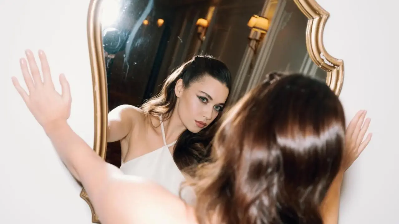 Afra Saraçoğlu, Paris’te yeni tarzıyla sürpriz yarattı! Paris Moda Haftası’nda Afra Saraçoğlu rüyası! 1